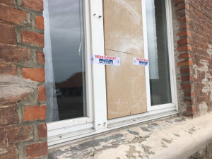 Páskou oblepené okno na místě činu.