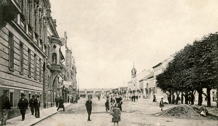 Lannovka v záběru od Štítného ulice k nádraží, vlevo Gellertův dům.