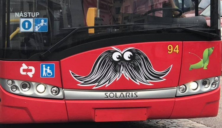 Vozy budějcké MHD budou v listopadu jezdit s knírem. Podpoří tak akci Movember