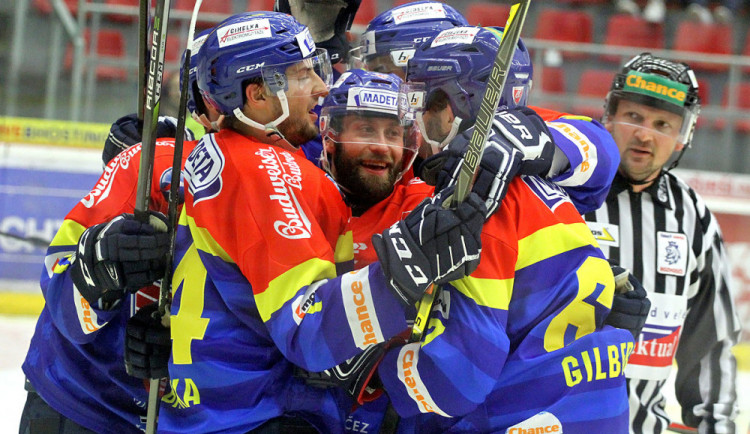 Vybírejte Motoráka měsíce října z trojice Martin Novák (uprostřed), David Gilbert (vpravo) a Milan Dančišin