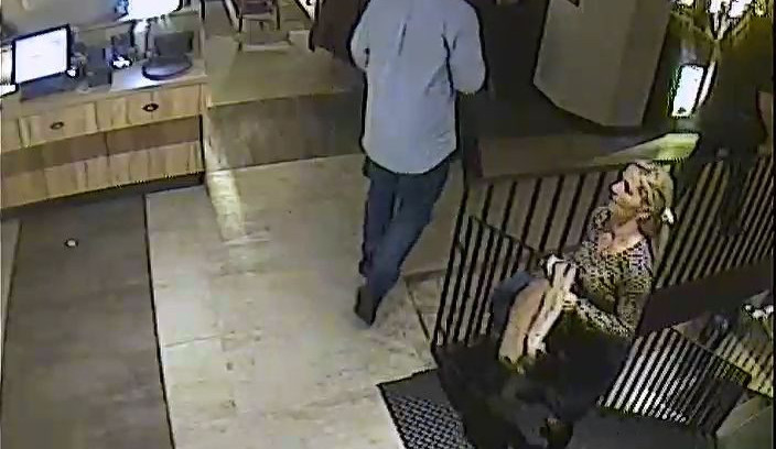 Policie hledá dvojici ze snímků. Muž a žena mohou pomoci rozluštit krádež v IGY.