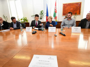 Jihočeský kraj podepsal se SŽDC memorandum. Zlepší železniční infrastrukturu