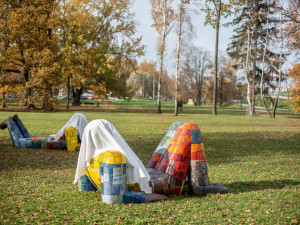 Pestrobarevné sochy oficiálně přivítal mim. Zátěžovou zkoušku provedly děti