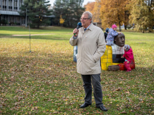 Pestrobarevné sochy oficiálně přivítal mim. Zátěžovou zkoušku provedly děti
