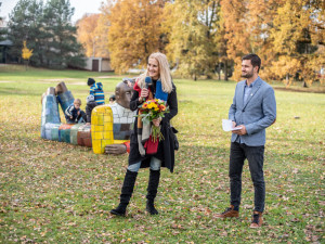 Pestrobarevné sochy oficiálně přivítal mim. Zátěžovou zkoušku provedly děti
