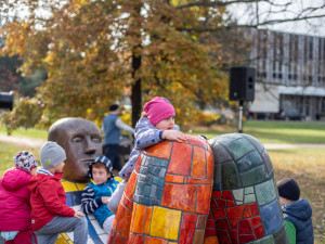 Pestrobarevné sochy oficiálně přivítal mim. Zátěžovou zkoušku provedly děti