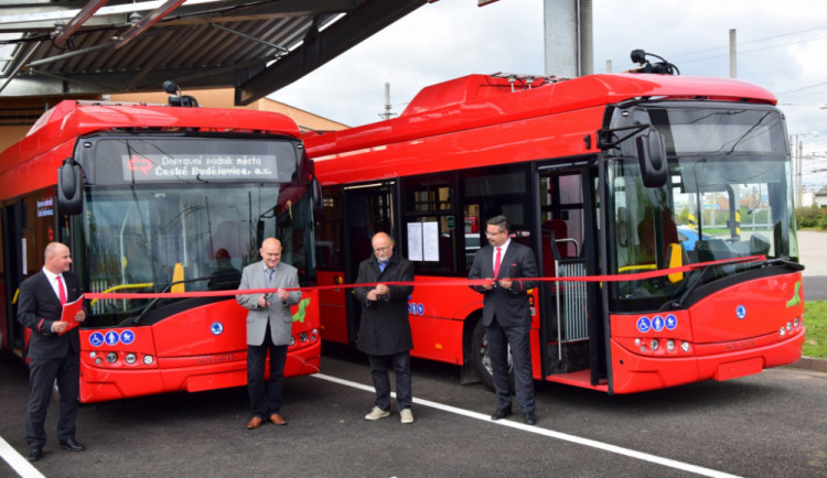 Dva nové elektrobusy budějckého dopravního podniku havarovaly, jeden už je zpět v provozu