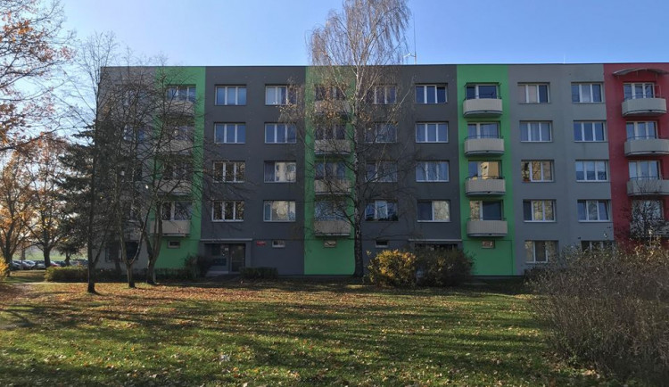 Od dnešního rána vyšetřují jihočeští kriminalisté pád ženy a dítěte z okna panelového domu na jednom budějckém sídlišti.