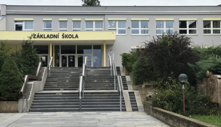 Hlubocká škola se dočká rozšíření, zdejší jídelna pomáhá  se stravováním seniorů