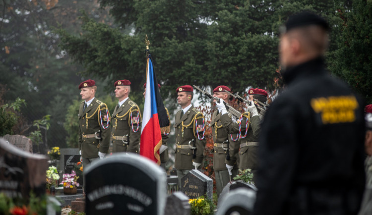 FOTO/VIDEO: S Tomášem Procházkou se přišly v Prachaticích rozloučit stovky lidí