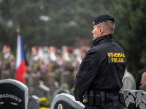S Tomášem Procházkou se přišly v Prachaticích rozloučit stovky lidí