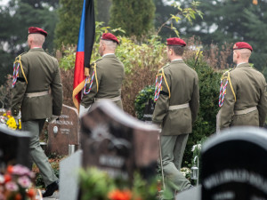 S Tomášem Procházkou se přišly v Prachaticích rozloučit stovky lidí