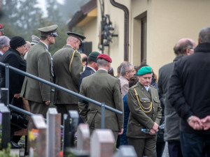 S Tomášem Procházkou se přišly v Prachaticích rozloučit stovky lidí