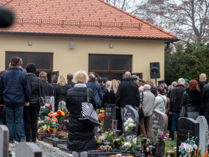 S Tomášem Procházkou se přišly v Prachaticích rozloučit stovky lidí