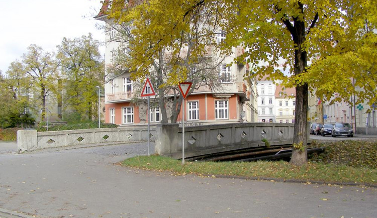 DRBNA HISTORIČKA: Unikátní kubistický most U Tří lvů byl nahrazen občejným
