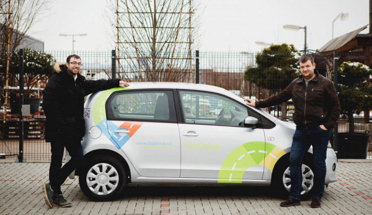 Budějce mají carsharing, ke kterému stačí pouze registrace na mobilu