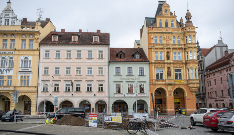 Náměstí je na několika místech rozkopané.