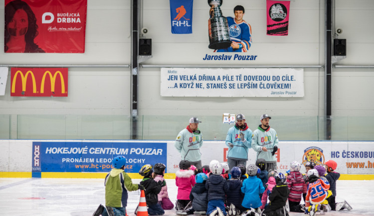 VIDEO: Ze začátečníků udělají budoucí hvězdy. V Hokejovém centru Pouzar rozjeli projekt Děti do bruslí
