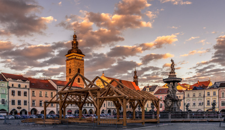 Ná náměstí už se staví ledová plocha.