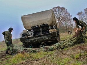 Příprava odpalovacího zařízení 2P25 v palebném postavení