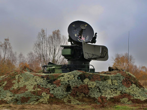 Řídící a naváděcí radiolokátor SURN CZ slouží k zachycení a identifikaci vzdušných cílů