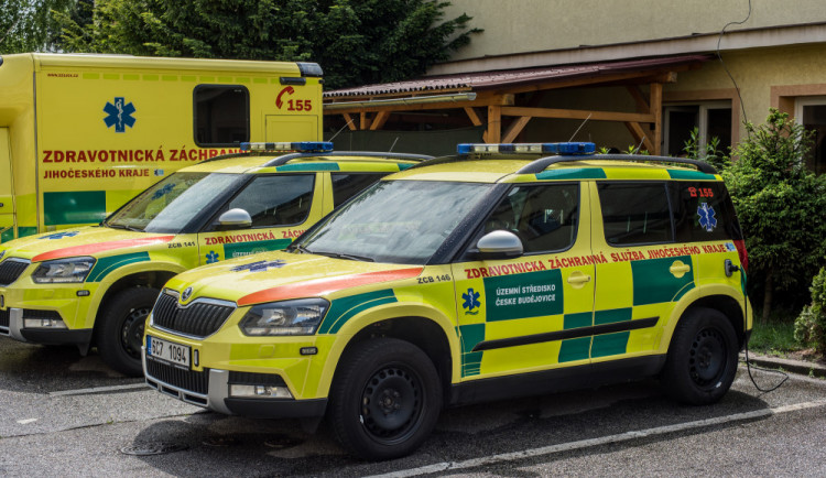 U Písku se srazila dvě auta. Na místě zasahují hasiči, policie i záchranka