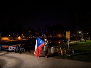 Na Sokolském ostrově se cinkalo klíčema. Lidé požadují demisi Andreje Babiše
