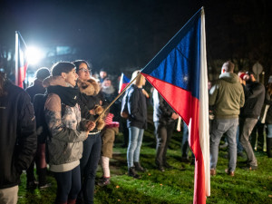 Na Sokolském ostrově se cinkalo klíčema. Lidé požadují demisi Andreje Babiše