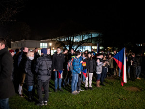 Na Sokolském ostrově se cinkalo klíčema. Lidé požadují demisi Andreje Babiše