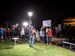 Na Sokolském ostrově se cinkalo klíčema. Lidé požadují demisi Andreje Babiše