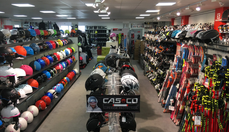 BLACK FRIDAY ve Wave sportu nabídne slevy až 50 procent na lyžařské vybavení nejen pro dospělé ale i pro děti.