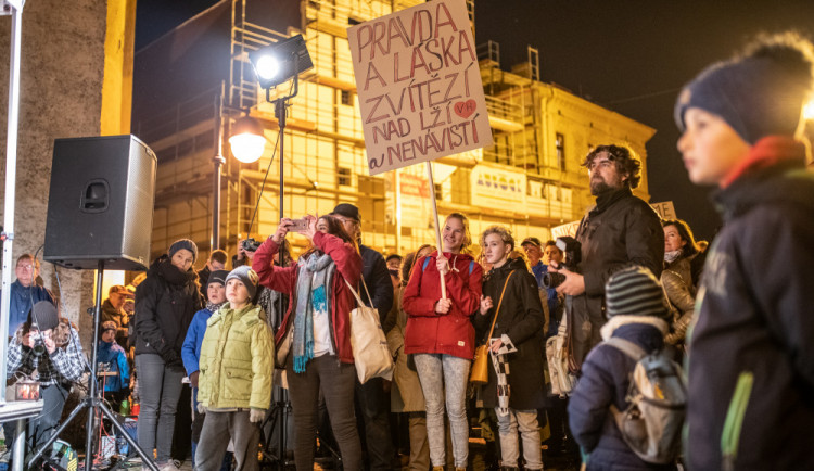 FOTO: V Budějcích si lidé připomněli Den boje za svobodu a demokracii. Provázel ho protest