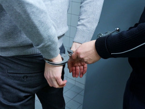 Policie vyšetřuje napadení v jednom z barů. Dvojice hostů musela být ošetřena