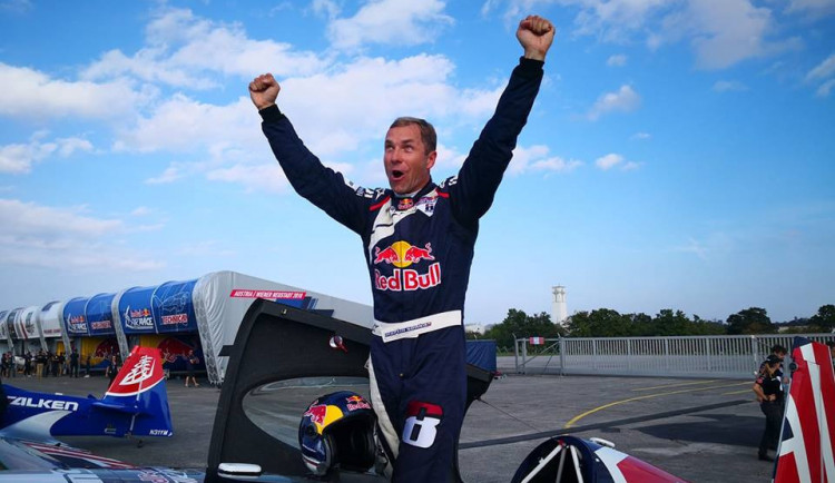 Martin Šonka je mistrem světa závodu Red Bull Air Race