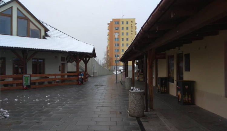 Restaurace a bar na Máji, kde se porvalo několik desítek hostů