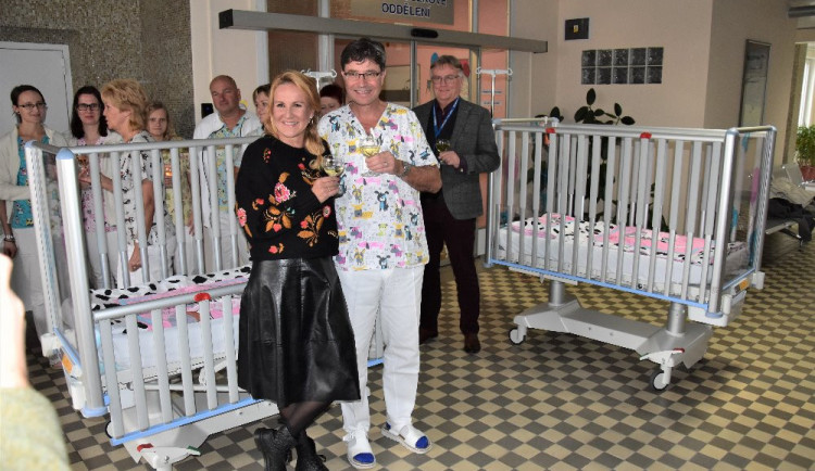 Kapka naděje věnuje Nemocnici Strakonice dvě speciální lůžka pro dětské pacienty