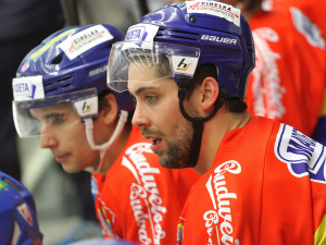 Mitch Fillman (v popředí) na střídačce s Václavem Prospalem juniorem