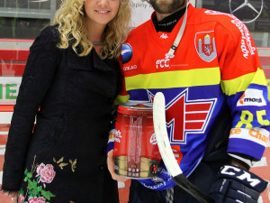 Cenu pro Motoráka měsíce října, soudek piva Budvar, předala Martinu Novákovi drbňačka Dita Dvořáková