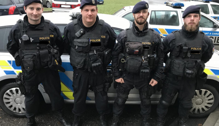 Budějčtí policisté vytáhli topícího se muže z Vltavy. Zachránili mu život