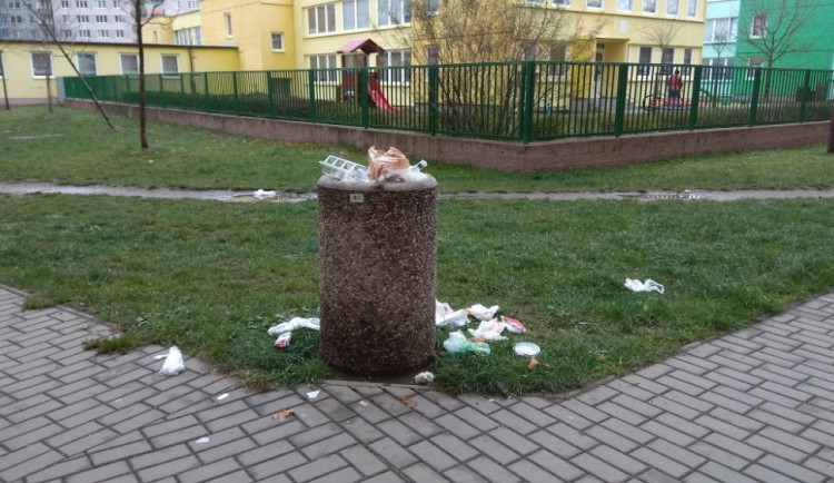 Odpadkový koš na Máji