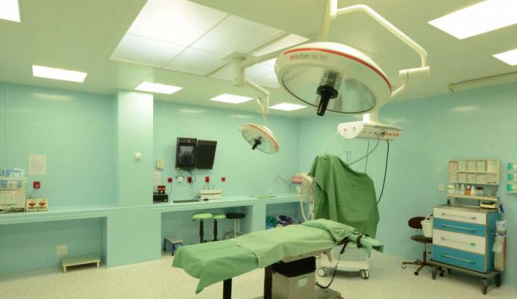 Stěny operačního sálu dostaly nový oblad, který chrání proti šíření virů