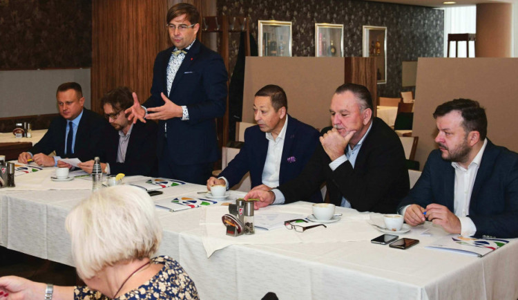 Náměstek ministra spravedlnosti Michal Franěk (druhý zleva), místopředseda Krajského soudu v Českých Budějovicích Zdeněk Strnad (třetí zleva) a ředitel krajského úřadu Milan Kučera (čtvrtý zleva)