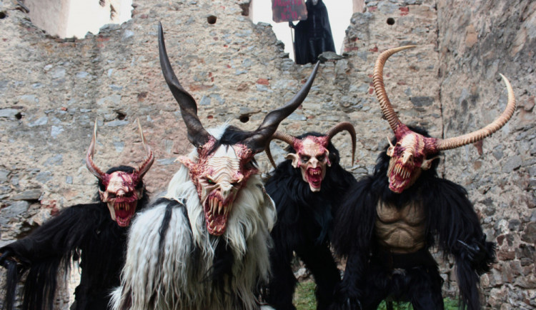 Čeští čerti si se svými rakouskými kolegy dají dostaveníčko na fotbalovém hřišti v Nemanicích.