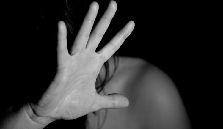 Tisíce znásilněných žen a zneužitých mužů, přesto veřejnost před sexuálním násilím zavírá oči