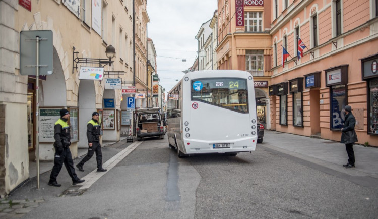 Policisté našli dvouletou holčičku, která si vyrazila na procházku centrem Budějc