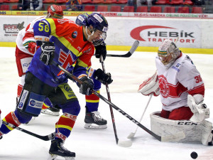 Martin Beránek se snaží v první třetině překonat Danečka