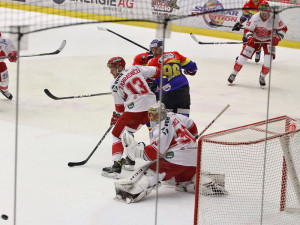 Šanci vyrovnat měl ve třetí třetině Martin Heřman, jenž tečoval letící kotouč jen do brankové konstrukce