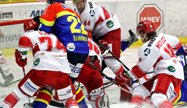 Obrovský závar před Danečkem. Ve skrumáži těl se nejlépe zorientoval Lukáš Endál (mimo záběr) a vstřelil kontaktní branku na 2:3