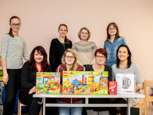 Zaměstnanci Auticentra s dárky od Františka Gaiera z Autodoprava Gaier.