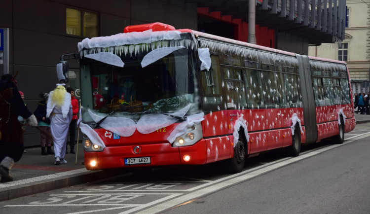 Mikuláše se svou družinou potkáte v Budějcích i v autobuse